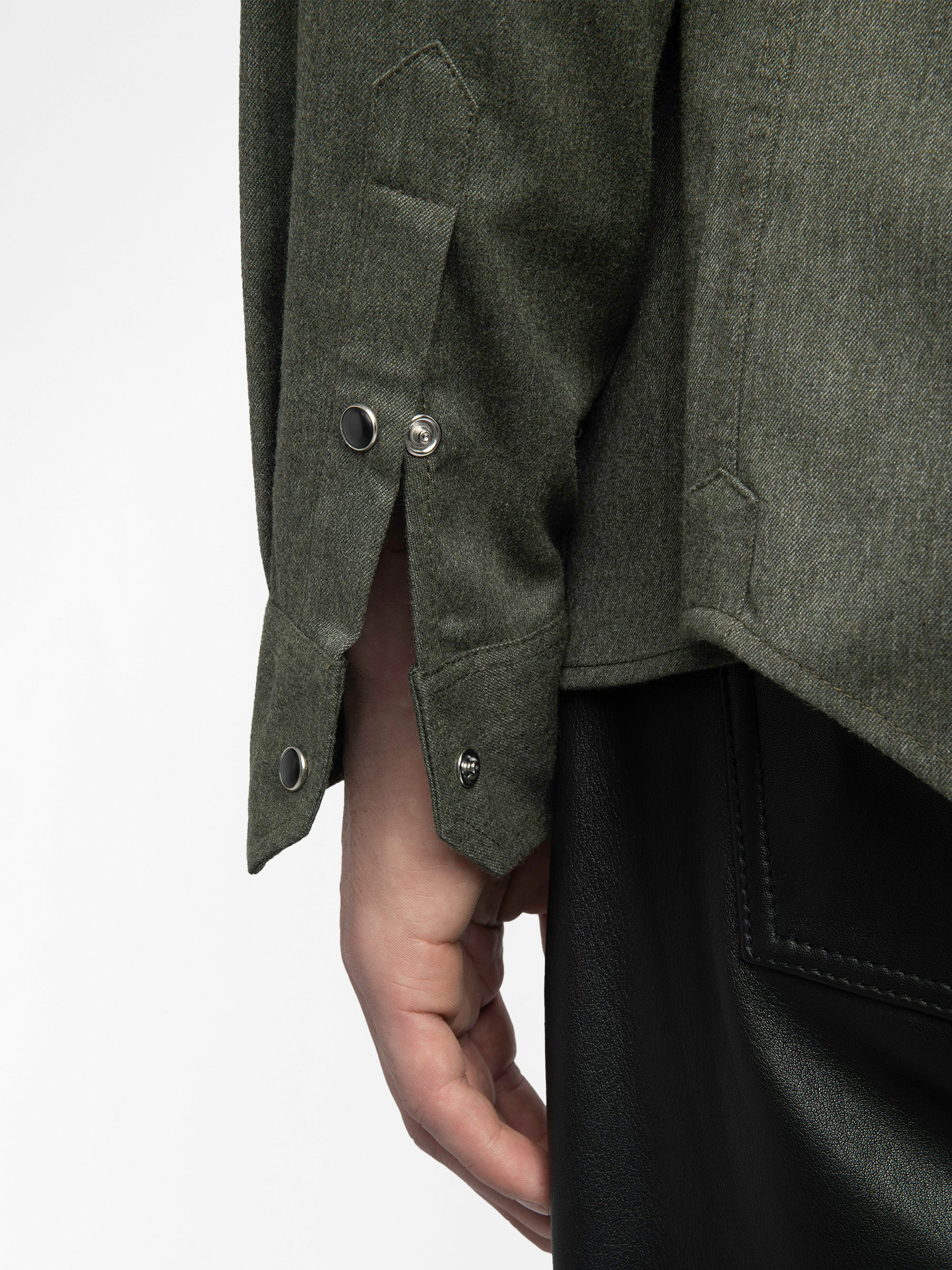 Saby Shirt - Lightweight shirt with flap pockets, featuring wing embroidery, western-inspired details, long sleeves and button closure.